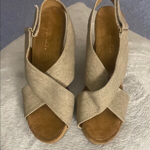 AEROSOLES Women’s Beige Crisscross Wedge Sandals (size 9)